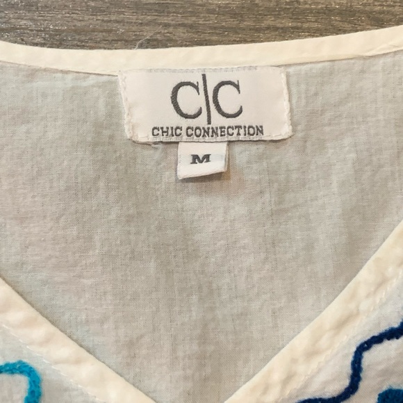 Adorable Peasant Blouse by Chic Connection.  Size Medium.. Like New - Picture 5 of 11